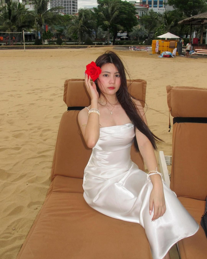 Có thể thấy, các mẫu váy hai dây mảnh nhận được sự tín nhiệm của con gái Quyền Linh thời gian gần đây. Bên cạnh ưu điểm tôn dáng, mẫu mã này còn có khả năng thoáng khí, giúp người mặc hoạt động thoải mái giữa tiết trời mùa hè. Tiếp nối, Hạt Dẻ lên sóng với bản phối điệu đà từ chất liệu lụa ánh bóng. Trong đó, phần cổ áo được đánh giá cao bởi những đường diềm xếp nếp kết hợp với dáng suông tăng độ hút mắt đáng kể.  