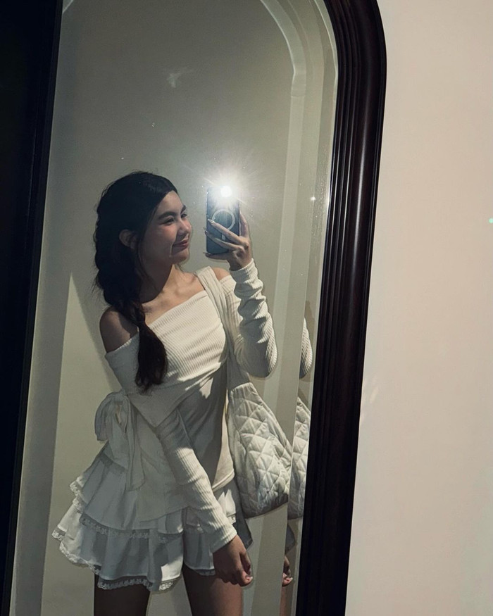 Sở hữu nước da trắng mịn cùng xương quai xanh thon gọn, con gái út nhà Quyền Linh - Mai Thảo Ngọc (Hạt Dẻ) yêu thích diện cho mình các thiết kế có gam màu tối, tập trung vào phần vai.