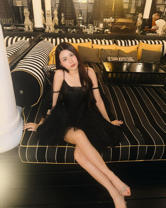 Dù chăm chỉ lăng xê bảng màu cổ điển, song, các kiểu cách thiết kế được út nữ nhà Quyền Linh thay mới thường xuyên. Trong thước ảnh sóng đôi cùng chị cả Lọ Lem, Hạt Dẻ tỏa sáng với mẫu váy hai dây cách điệu, phủ mặt lưới nhuộm tông đen tuyền. Phần thân trên áo được tạo khoảng trống hoàn hảo nhờ bộ đôi dây sợi mảnh giúp tôn lên đáng kể vùng cổ và tay. Ngoài ra, chất liệu tulle hòa cùng đường may khéo léo còn mang lại nét quyến rũ cho người mặc trong mỗi bước đi.