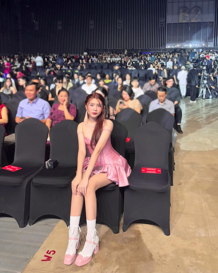 Điểm xuyết cho tủ đồ ngập gam cổ điển, Hạt Dẻ thêm vào kiểu dáng cách điệu corset với phần tà rũ điệu đà màu hồng. Chi tiết cúp cung không chỉ là trợ thủ nâng cấp vòng một mà còn tôn lên khung xương vai mảnh dẻ. Tô điểm lấp lánh cho xương quai xanh, cô sắm thêm mẫu dây chuyền mang hơi hướm công chúa ánh bạc.  