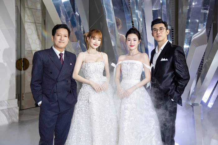 2 cặp vợ chồng đều được khen ngợi đẹp đôi khi xúng xính diện đồ cưới ở sự kiện.