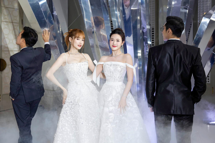 Ánh mắt của 2 ông chồng trong bức ảnh chung giữa Midu và Nhã Phương làm cư dân mạng thích thú.