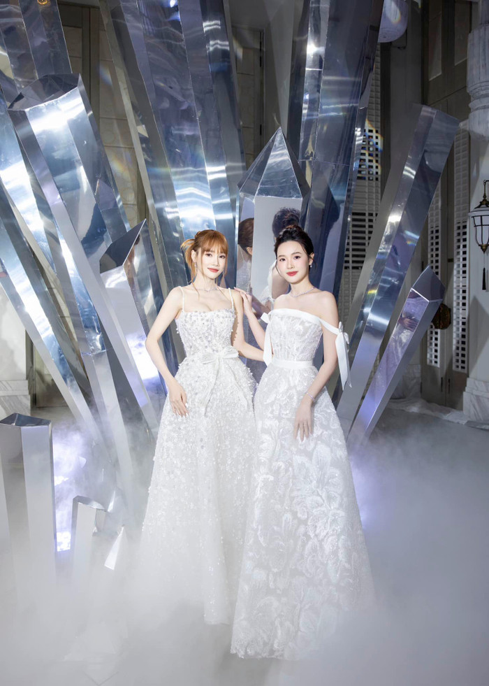 Midu và Nhã Phương đọ vẻ quyến rũ 'một chín một mười'.