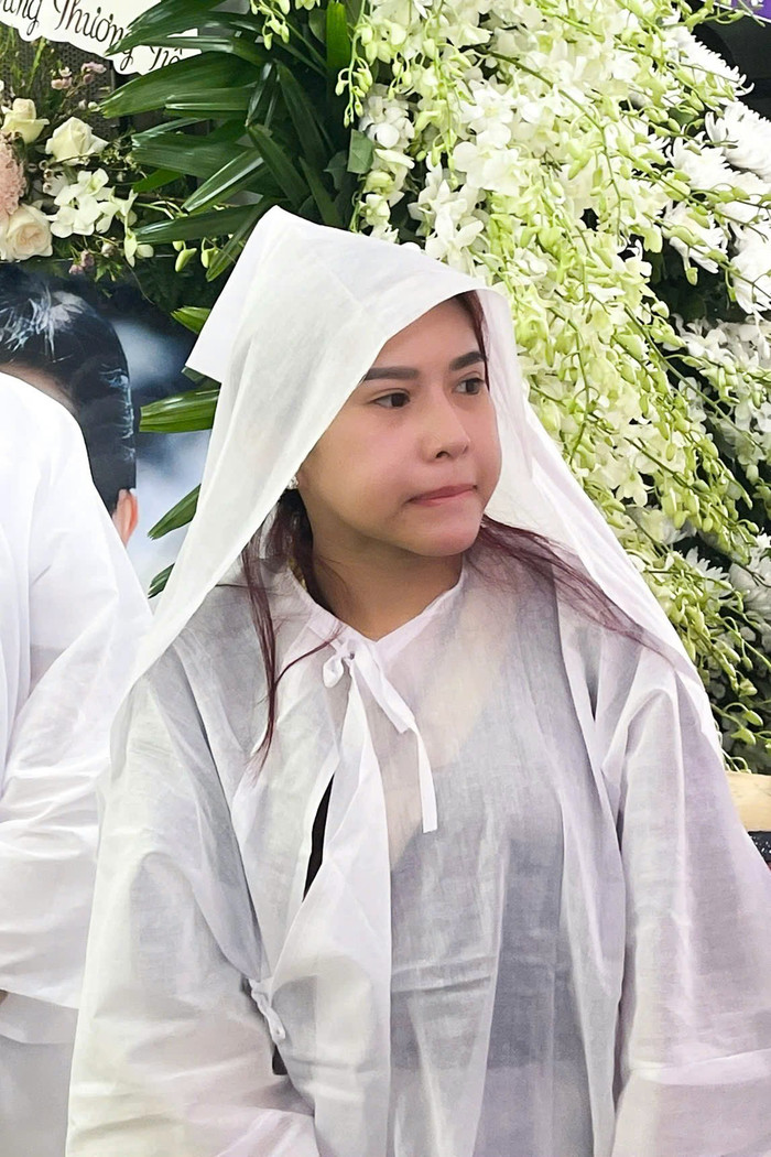 Nghệ sĩ Bình Tinh nghẹn ngào thông báo tin tang sự.