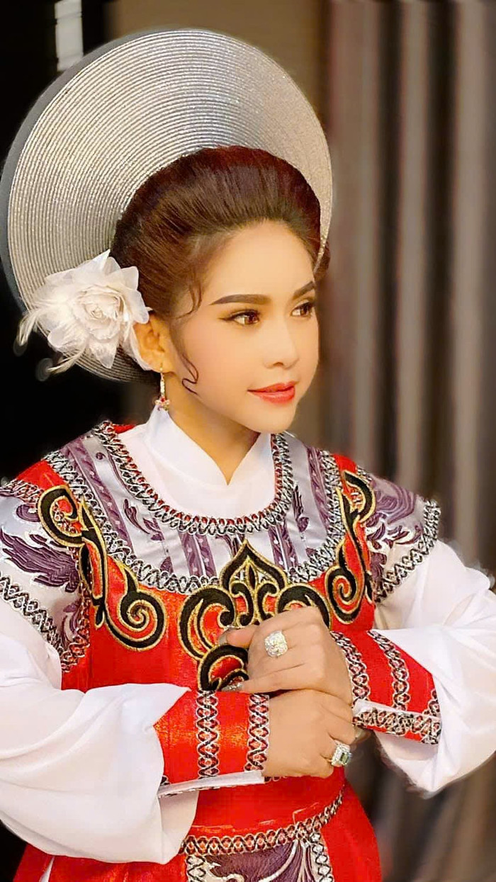 Bình Tinh sinh ra trong gia đình có truyền thống nghệ thuật.