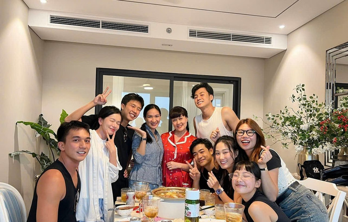 Nghệ sĩ Vân Dung chiêu đãi 'các con' bữa tiệc cực hoành tráng.