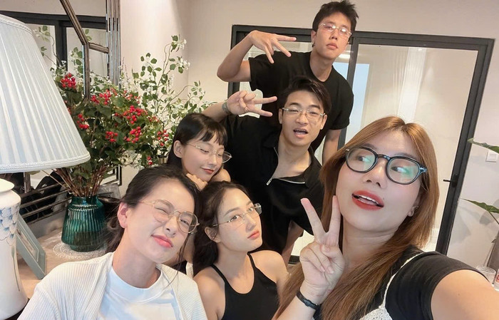 Các diễn viên tạo dáng nhí nhố trước khung hình.