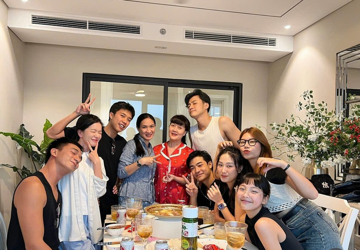 Dàn diễn viên Đi giữa trời rực rỡ hội ngộ.