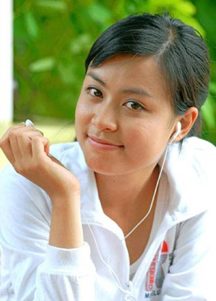 Thời mới vào nghề, Hoàng Thùy Linh có một nước da ngâm, không sử dụng quá nhiều son phấn nhưng vẫn thu hút nhờ gương mặt có đường nét thanh tú, xinh đẹp.
