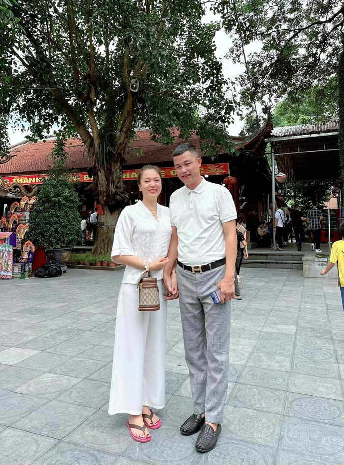 Khi được vợ mới sống cùng chăm lo, Hiệp Gà đều chỉn chu với áo sơ vin, quần tây kèm với thắt lưng da kết hợp da lười ra dáng đàn ông thành đạt. 