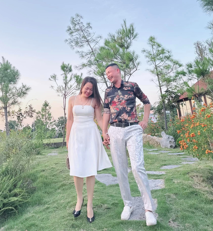 Vợ của Hiệp Gà có vẻ ngoài giản dị, cô hiếm khi trang điểm nhưng quần áo vẫn gọn gàng, nữ tính khi xuất hiện trên trang cá nhân của ông xã. 