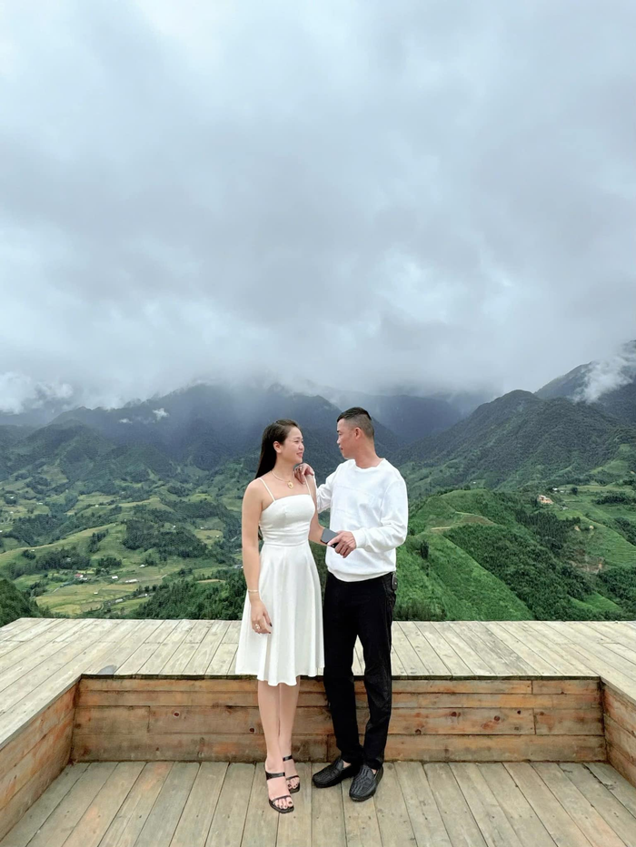 Cặp đôi Hiệp Gà - Thu Hà diện đồ 'ton-sur-ton' khi đi du lịch cùng nhau. Vợ thứ 4 của nam diễn viên nhỏ hơn anh 3 tuổi và đang là mẹ đơn thân. Cặp đôi đã dọn về sống chung nhưng chưa làm đám cưới. Hiện, Thu Hà đang kinh doanh bất động sản khá thuận lợi. Cô cũng là người đưa rước Hiệp Gà mỗi khi anh đi đóng phim. 