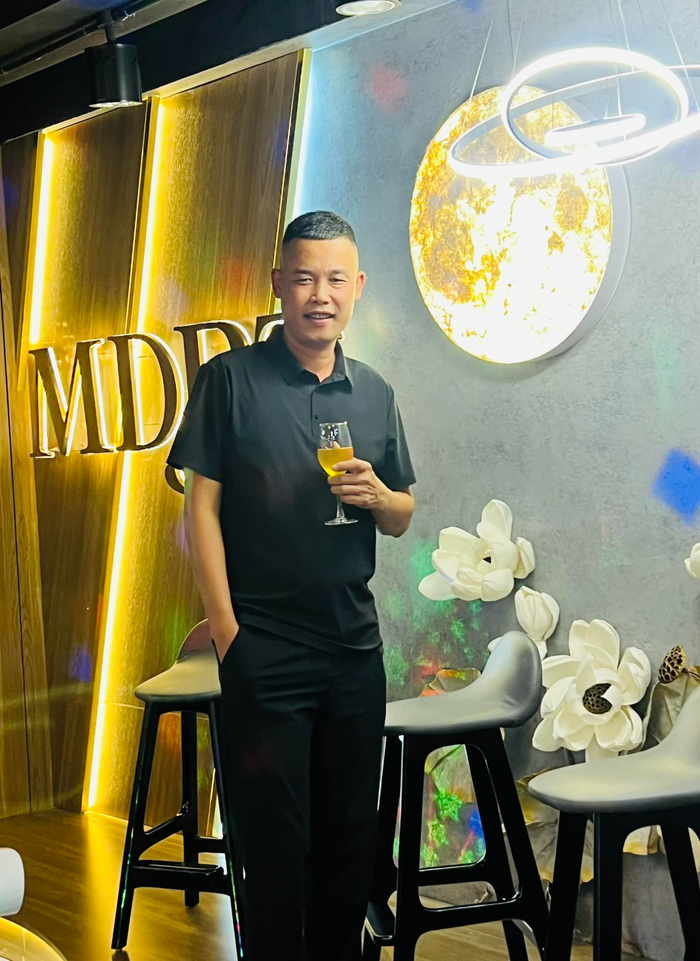 Hiệp Gà ở tuổi U50 ưu chuộng những kiểu áo polo có cổ, đem lại cảm giác lịch lãm, sang trọng. 