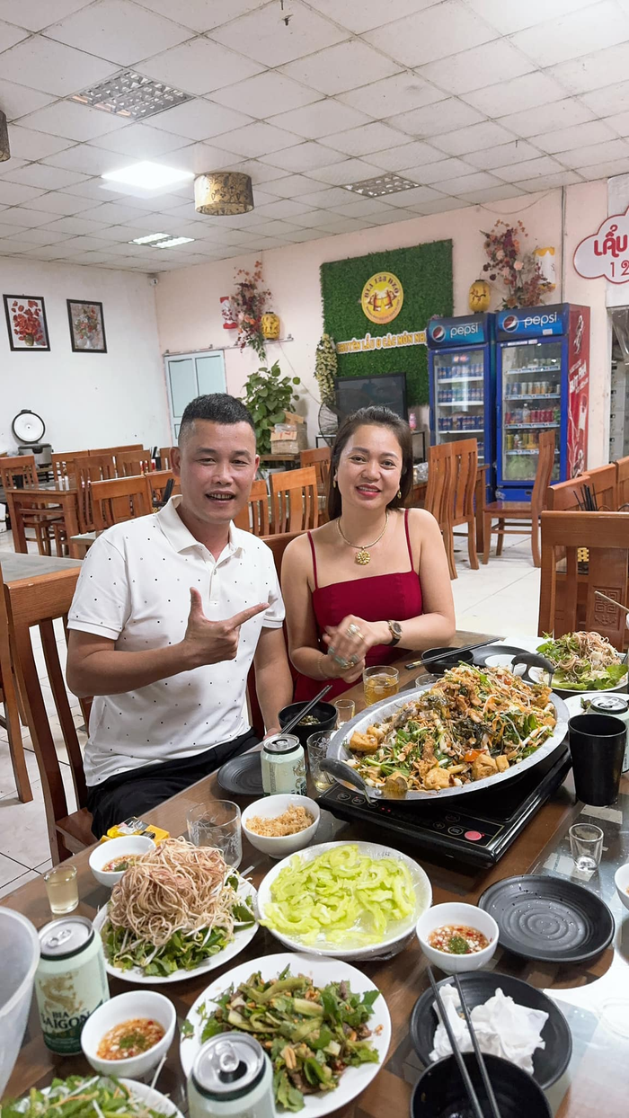 Khác với những lần trước, ở cuộc tình thứ 4 với người vợ đang kinh doanh bất động sản - Thu Hà khiến Hiệp Gà hạnh phúc, ngoại hình của nam diễn viên 'phốt pháp', trông có sức sống hơn hẳn. 