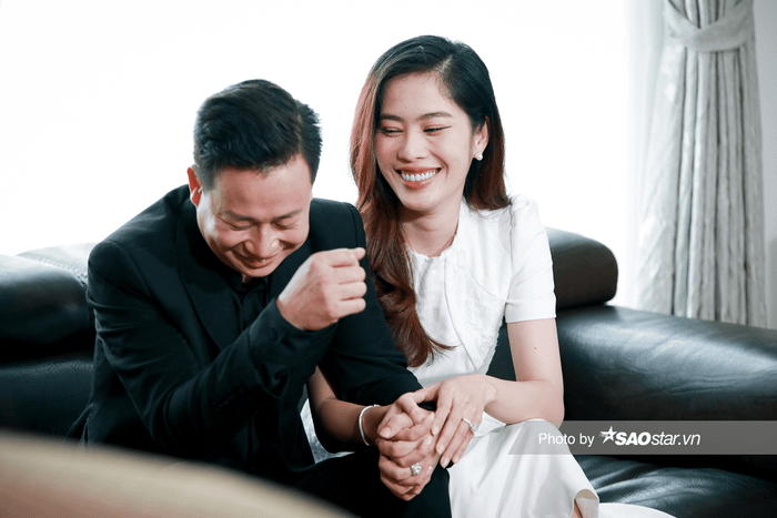 Nam Em từng hết lời khen ngợi Hữu Cường, có hành động tình tứ dành cho 'nửa kia' trong buổi phỏng vấn độc quyền với SAOstar