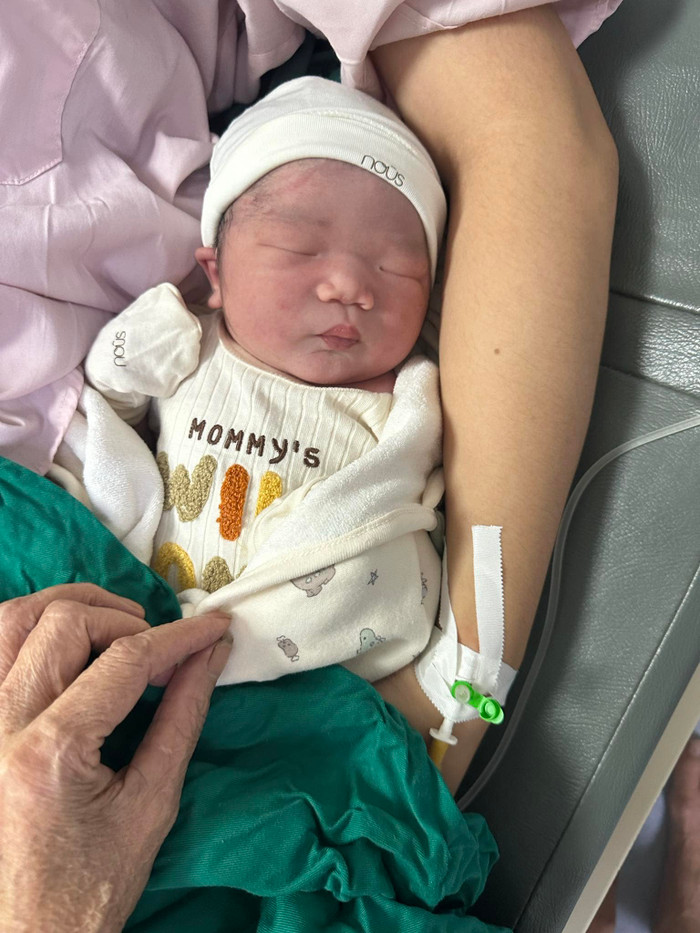 Tháng 6 vừa qua, diễn viên Hiệp Gà lên chức ông ngoại khi Hân Huyền sinh con đầu lòng.