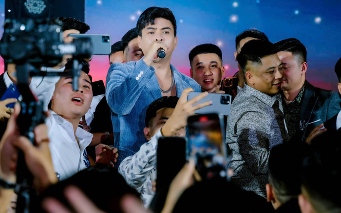 Hồ Quang Hiếu suýt gặp sự cố vì bị khán giả 'bao vây' Ảnh 2