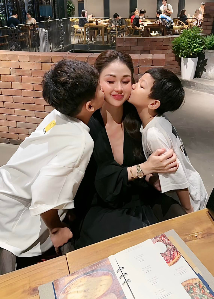 Nữ diễn viên dành thời gian cho gia đình khi không có lịch quay.