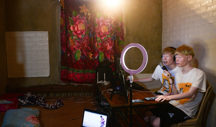 Cặp song sinh bạch tạng livestream ca hát trên các nền tảng mạng xã hội