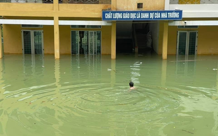 Hình ảnh hiệu trưởng bơi vào trường đang ngập sâu kiểm tra tình hình gây sốt mạng xã hội Ảnh 2