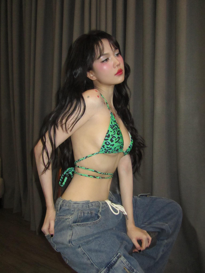 Showbiz 28/8: Ngọc Trinh còn để lộ xương sườn qua góc chụp nghiêng khi mặc bikini. Ảnh: FBNV