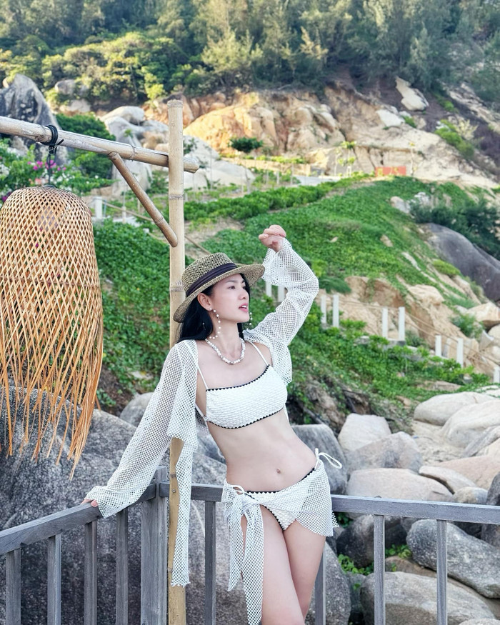 Một số người cho rằng các bộ cánh đi biển của người đẹp có phần phản cảm so với lứa tuổi tứ tuần của Anh Thư. Song, ý kiến khác lại cho rằng nữ siêu mẫu có quyền tự hào về hình thể chuẩn chỉnh của mình nên việc cô ăn mặc kiệm vải không có gì quá đáng. 