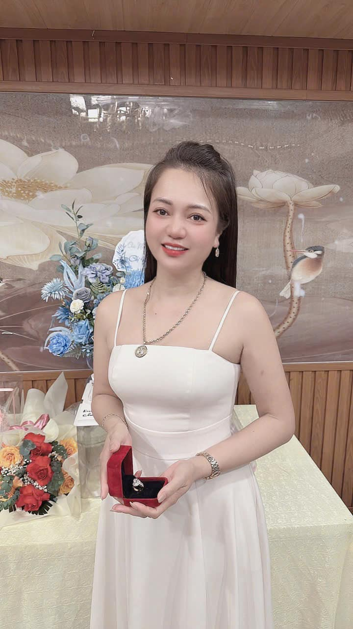 Trong các dịp quan trọng, vợ Hiệp Gà sẽ lựa chọn tông trang phục màu sáng để 'hack tuổi'. Cô còn nhận được một chiếc nhẫn đá quý 'nặng ký' trong sinh nhật vừa qua. 