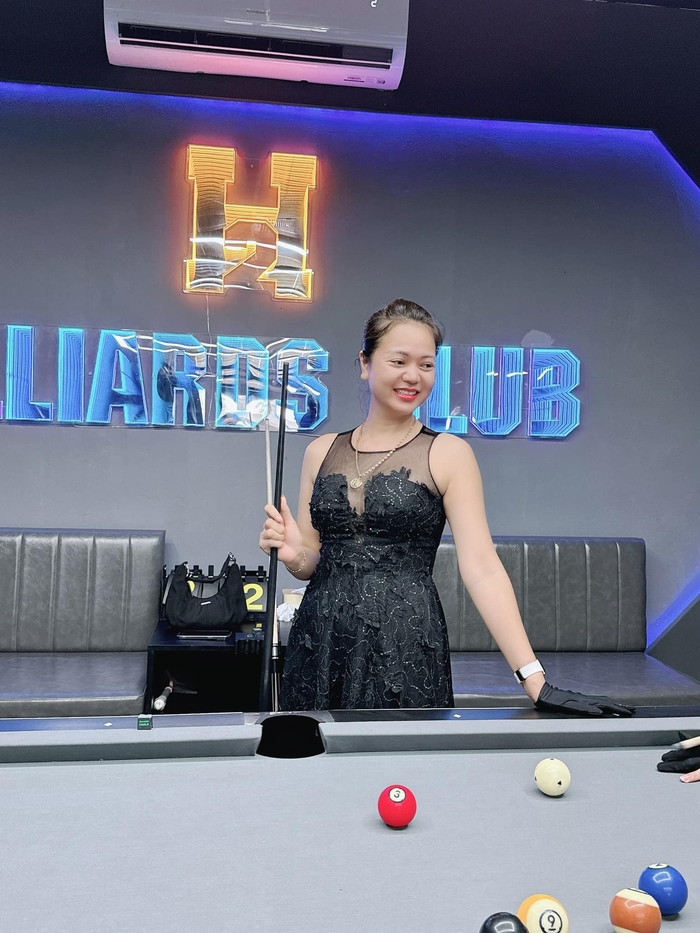 Với tính chất làm buôn bất động sản, 'nửa kia' của Hiệp Gà ưu tiên diện váy đem lại cảm giác dịu dàng, lịch thiệp. Các mẫu đầm không tay phối thêm vải xuyên thấu cùng họa tiết bắt mắt vô cùng phù hợp với lứa tuổi của cô nàng. 