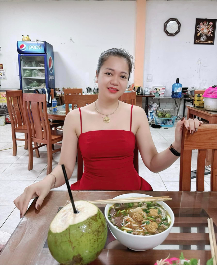 Chiếc đầm có phom dáng chữ A, hai dây thường xuyên xuất hiện trên trang cá nhân của vợ Hiệp Gà. Thỉnh thoảng, cô sẽ thay lắc tay bằng đồng hồ để tăng thêm phần lịch thiệp. 