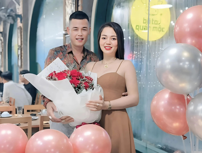 Mới đây, chuyện tình của diễn viên Hiệp Gà và bạn gái kém 3 tuổi đang nhận được sự quan tâm đông đảo từ phía công chúng. Anh cho biết cả hai đã dọn về ở chung với nhau và gọi bạn gái bằng danh xưng thân mật 'vợ'.