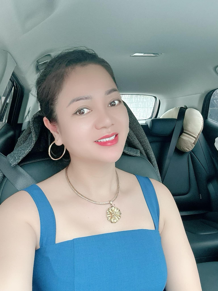 Được biết, vợ thứ 4 của Hiệp Gà tên Thu Hà sinh năm 1980 (44 tuổi) và đang là mẹ đơn thân của một con gái. Cô sở hữu gương mặt ngũ quan hài hòa cùng phong cách ăn mặc điệu đà, nữ tính. 