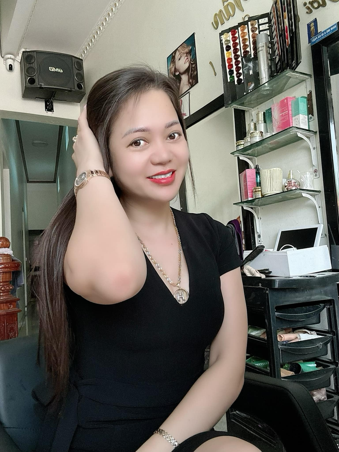 Các mẫu váy hở cổ luôn là lựa chọn hàng đầu của bà xã Hiệp Gà, do trang phục này có thể giúp Thu Hà phối thêm dây chuyền bản lớn trước ngực. 