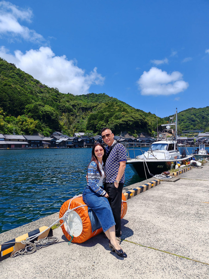 Tình cảm của vợ chồng Jennifer Phạm mặn nồng như thuở mới yêu.