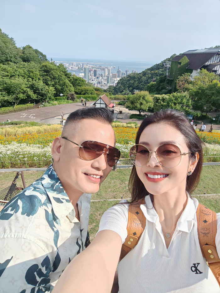 Cả 2 cùng nắm tay nhau du lịch khám phá nhiều vùng đất mới.