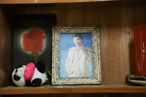 Bức ảnh của Hiệp Gà được đặt trên tủ 