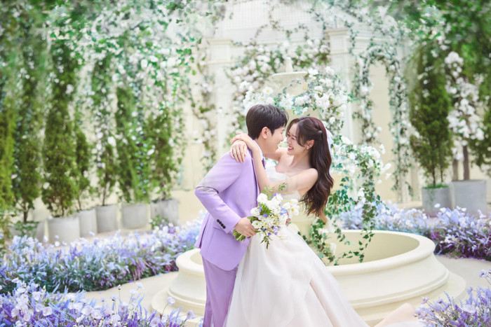 Anh Đức và bà xã đã thực hiện bộ ảnh cưới ngọt ngào, đong đầy tình cảm. Ảnh: FBNV