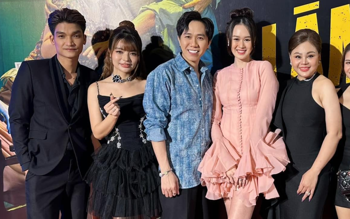 Anh Đức nở nụ cười rạng rỡ khi ở bên cạnh bà xã. Quỳnh Anh diện một chiếc váy hồng tôn lên làn da trắng sáng. Ảnh: FBNV
