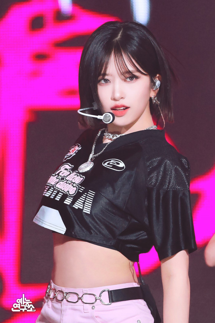 Nữ ca sĩ bị hỏng khóa kéo, bung áo trên sân khấu khiến khán giả thót tim Ảnh 4