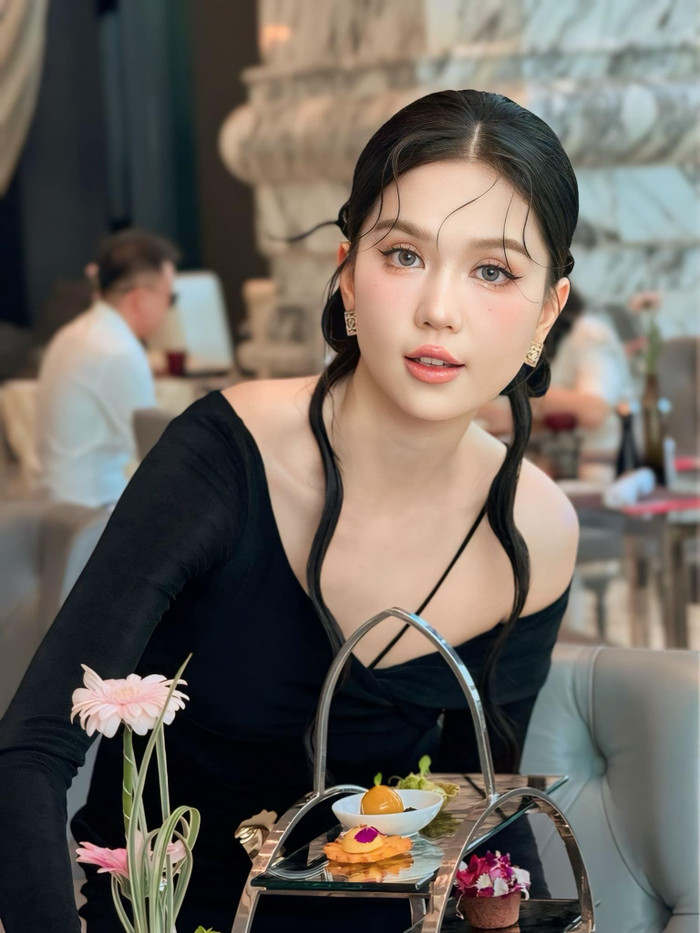 Ngọc Trinh không còn hoạt động nghệ thuật đều đặn như trước. Thay vào đó, cô rẽ hướng kinh doanh, tham gia nhiều phiên livestream bán hàng.