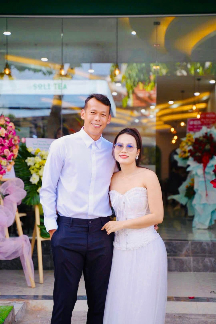 Búi Tấn Trường và vợ cùng diện đồ đôi để cầu đứa con trai. Ảnh chụp màn hình