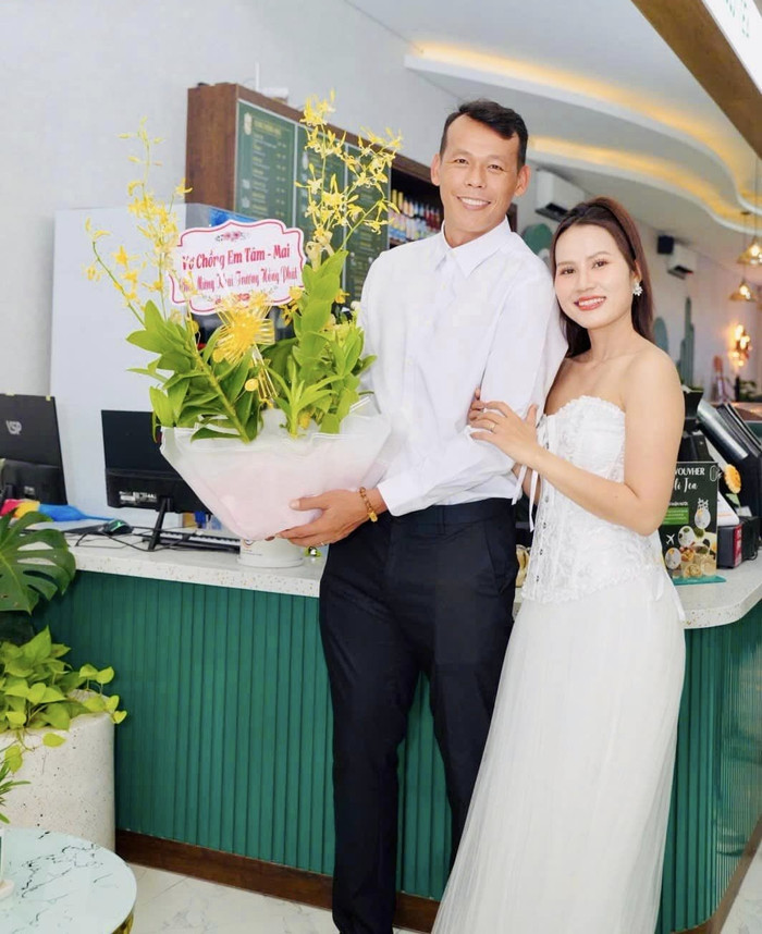 Bùi Tấn Trường và vợ thành công khởi nghiệp. Ảnh FBNV