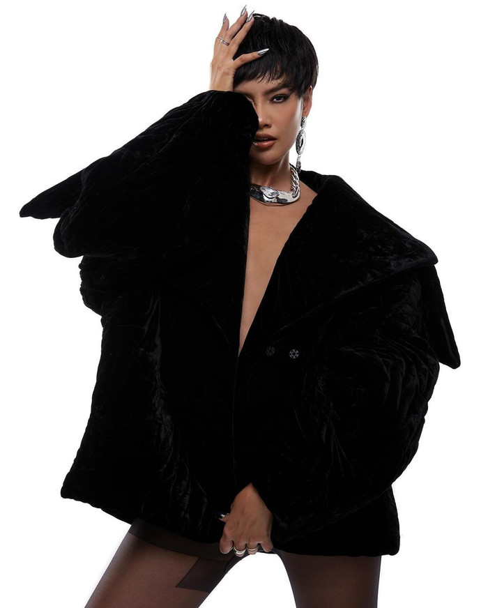 Lê Hoàng Phương hoá thân thành mỹ nhân Latinh phóng khoáng, nóng bỏng trong bộ ảnh kỷ niệm 1 năm đăng quang Miss Grand Vietnam. Người đẹp Khánh Hoà 'lăng xê' mốt diện trang phục không nội y, để lộ hờ hững vòng một. Đặc biệt, Lê Hoàng Phương còn chơi lớn khi áp dụng mái tóc ngắn, tém sát gương mặt cùng lối make up đậm, sắc sảo. Để thêm phần quyến rũ, cô kết hợp thêm với một số phụ kiện như khuyên tai, vòng cổ kích thước lớn, hầm hố.