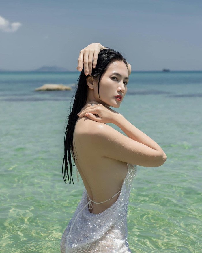 Siêu mẫu Anh Thư 'trưng trổ' vóc dáng nuột nà trong bộ ảnh chụp giữa biển. Cô diện mẫu váy khoét sâu, để lộ tấm lưng trần mịn màng quyến rũ cùng phần chân ngực tròn đầy, nóng bỏng. Ở độ tuổi ngoài 40, sắc vóc của siêu mẫu Anh Thư khiến ai nấy cũng phải xuýt xoa ghen tị và đồng loạt để lại bình luận 'xin vía'.