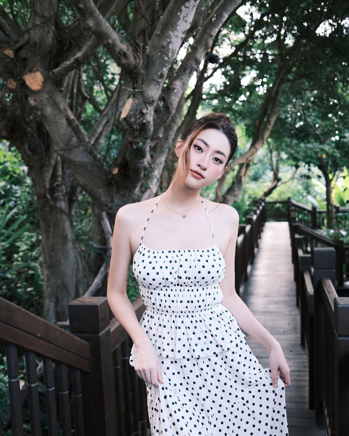 Lương Thùy Linh không bị 'dìm hàng' nhan sắc dù diện mẫu váy chấm bi đen hơi hướng cổ điển. Sắc vóc của cựu Miss World Vietnam thăng hạng đáng kể sau nhiều năm kết thúc nhiệm kỳ. Lương Thùy Linh ghi điểm với gương mặt thanh toát, đường nét mềm mại. Để khoe khéo ưu điểm này, nàng hậu đã khéo léo búi gọn gàng mái tóc. Đặc biệt, một yếu tố khác giúp Lương Thùy Linh nổi bật trong khung ảnh chính là nước da mịn màng, sáng bóng như gương.