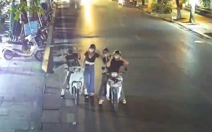 Công an thông tin vụ nhóm bạn trẻ tụ tập 'check-in' bằng camera giám sát gây cản trở giao thông Ảnh 2