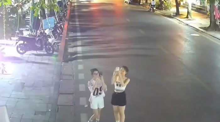 2 cô gái chụp hình trước camera giám sát (Ảnh cắt từ video)