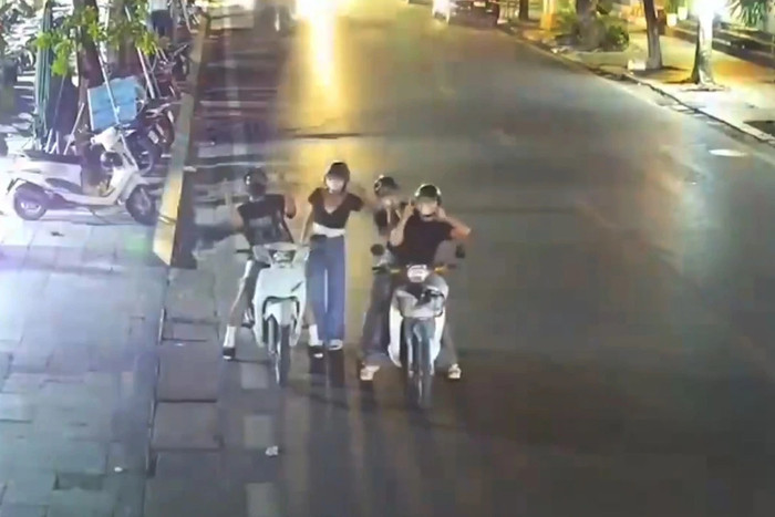 Thêm một nhóm bạn trẻ khác dừng xe chụp hình trước camera giám sát