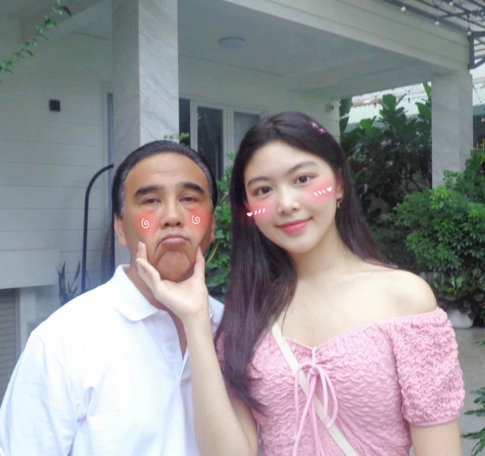 MC Quyền Linh luôn đồng hành, ủng hộ mọi quyết định của con gái.
