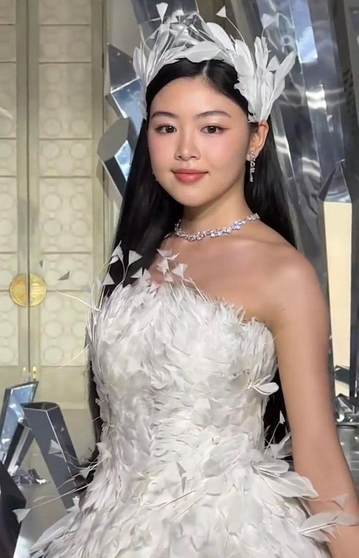 Con gái MC Quyền Linh hi vọng nhận được sự thông cảm trong lần đầu catwalk.