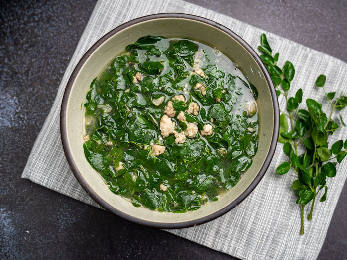 Canh rau chùm ngây nấu thịt